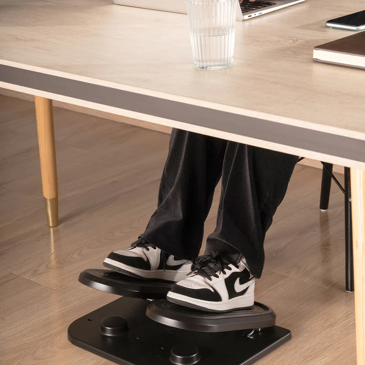 Ergonomiczny podnóżek HINOMI do pracy i nauki