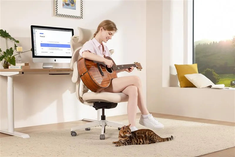 Frau spielt Gitarre in einem Hinomi-Stuhl